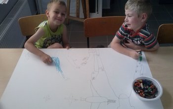 Daniel i Filip rysują świat dinozaurów. (photo)