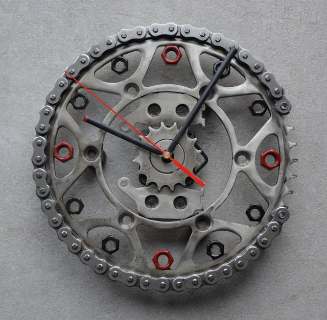 Zegar stworzony z części mechanicznych od grupy motocyklowej „Stop Śmierci” + kalendarz biurkowy