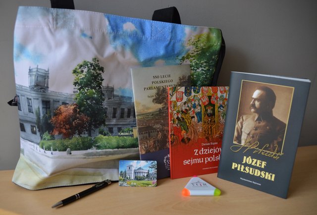 Zestaw Sejm RP: torba, długopis, magnes, mazaki, książki: ,,Józef Piłsudski