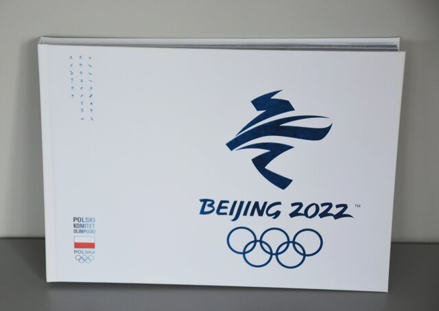 Książka ,,Na olimpijskim szlaku Pekin 2022'' od senatora Wojciecha Ziemniaka