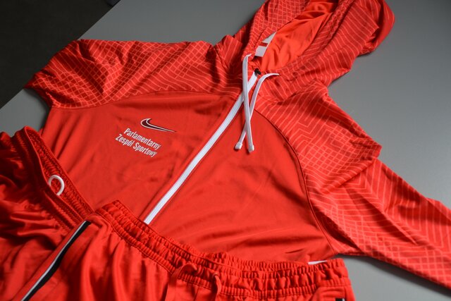 Komplet odzieży sportowej (rozmiar L), bluza, krótkie spodenki, spodnie dresowe - od senatora Wojciecha Ziemniaka