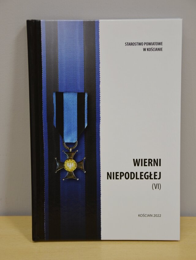 Książka ,,Wierni Niepodległej'' od Powiatu Kościańskiego