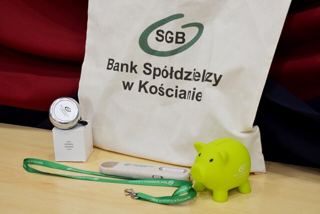 Zestawy od Banku Spółdzielczego w Kościanie (dzwonek, latarka, skarbonka, smycz, torba)