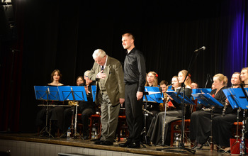  (photo)